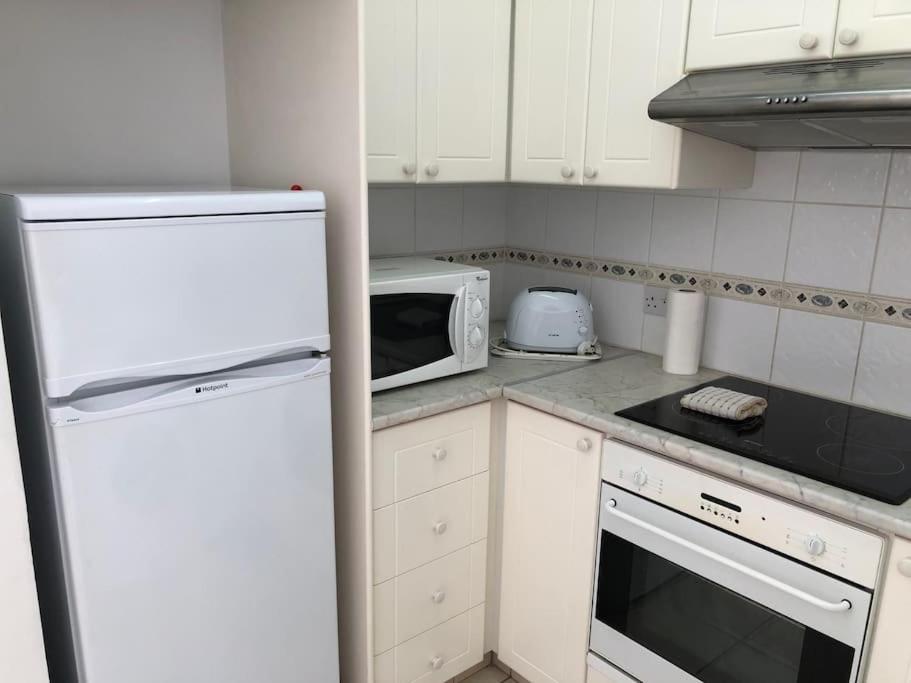 Limnaria Gardens - Spacious And Sunny 1 Bed With Pool Views *